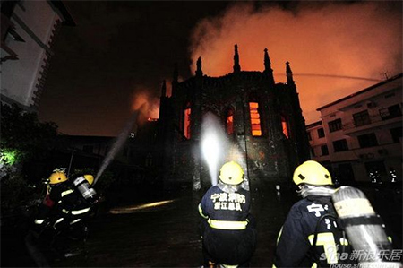 Incendio destruye una de las catedrales más antiguas de China